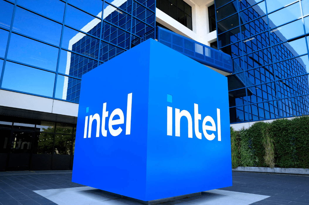 Fitch Downgrades Intel’s Credit Rating Amid Rising Competition and Financial Pressure
